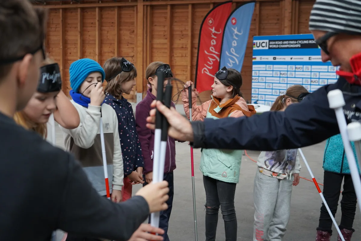 Paralympic-Stars Felix Frohofer und Chantal Cavin sind im Rahmen des Projekts «Stars in der Schule» in Uster, um Kindern Inklusion näherzubringen.